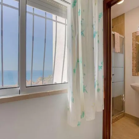 Casa Cerro - 5 Bedrooms - Private Pool - Short Walk To The Centre No Car Required - Albufeira