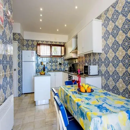 Casa Cerro - 5 Bedrooms - Private Pool - Short Walk To The Centre No Car Required - Albufeira